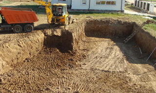 Рытье котлованов под фундамент в Североуральске – цена от 2642 руб. за м3 | 2Землекопа-Сву