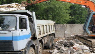 Вывоз строительного мусора с участка в Североуральске недорого от 1586 руб. | 2Землекопа-Сву